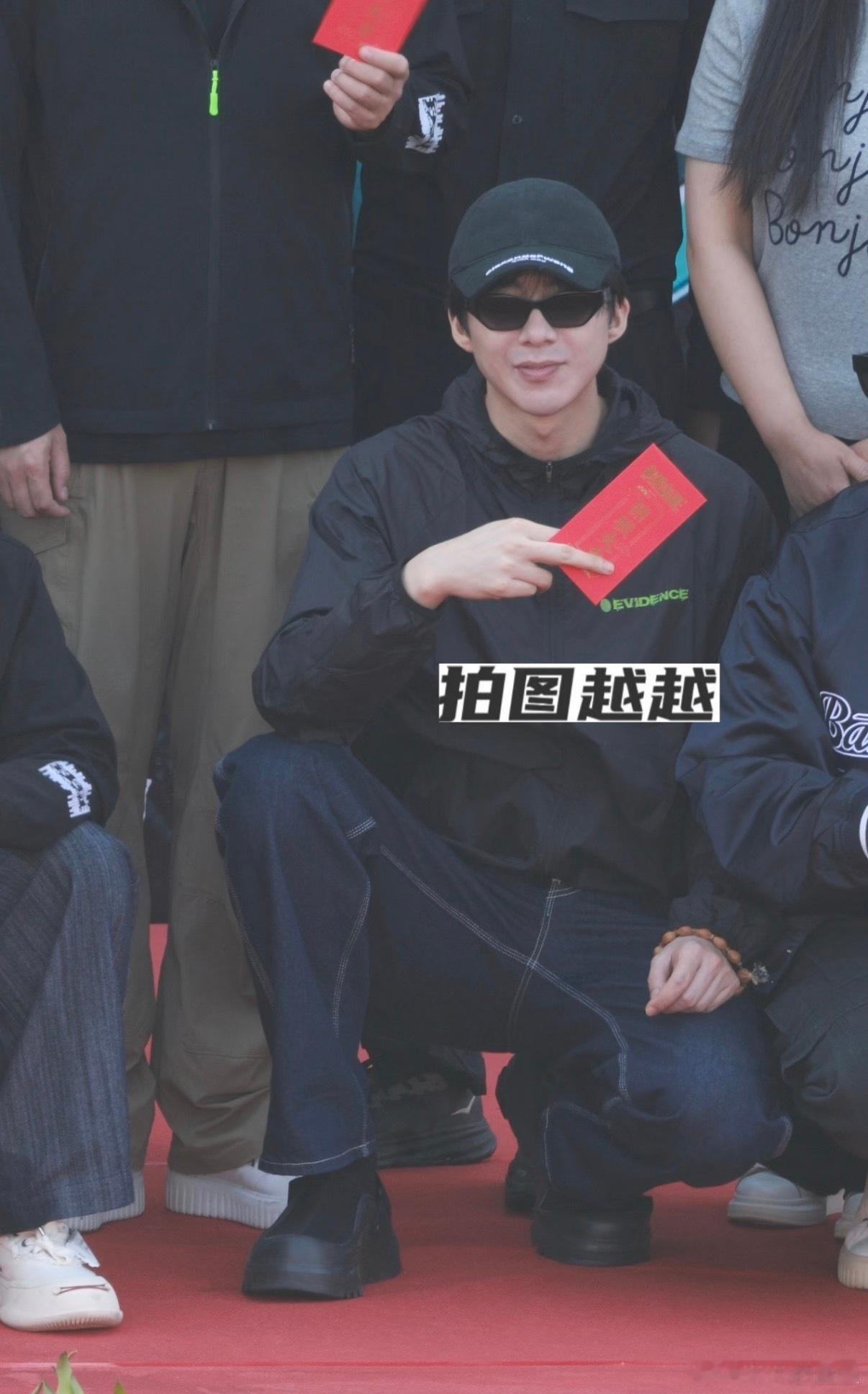 刘宇宁新剧铁证开机照刘宇宁孙红雷铁证开机同框 开机大吉！ 