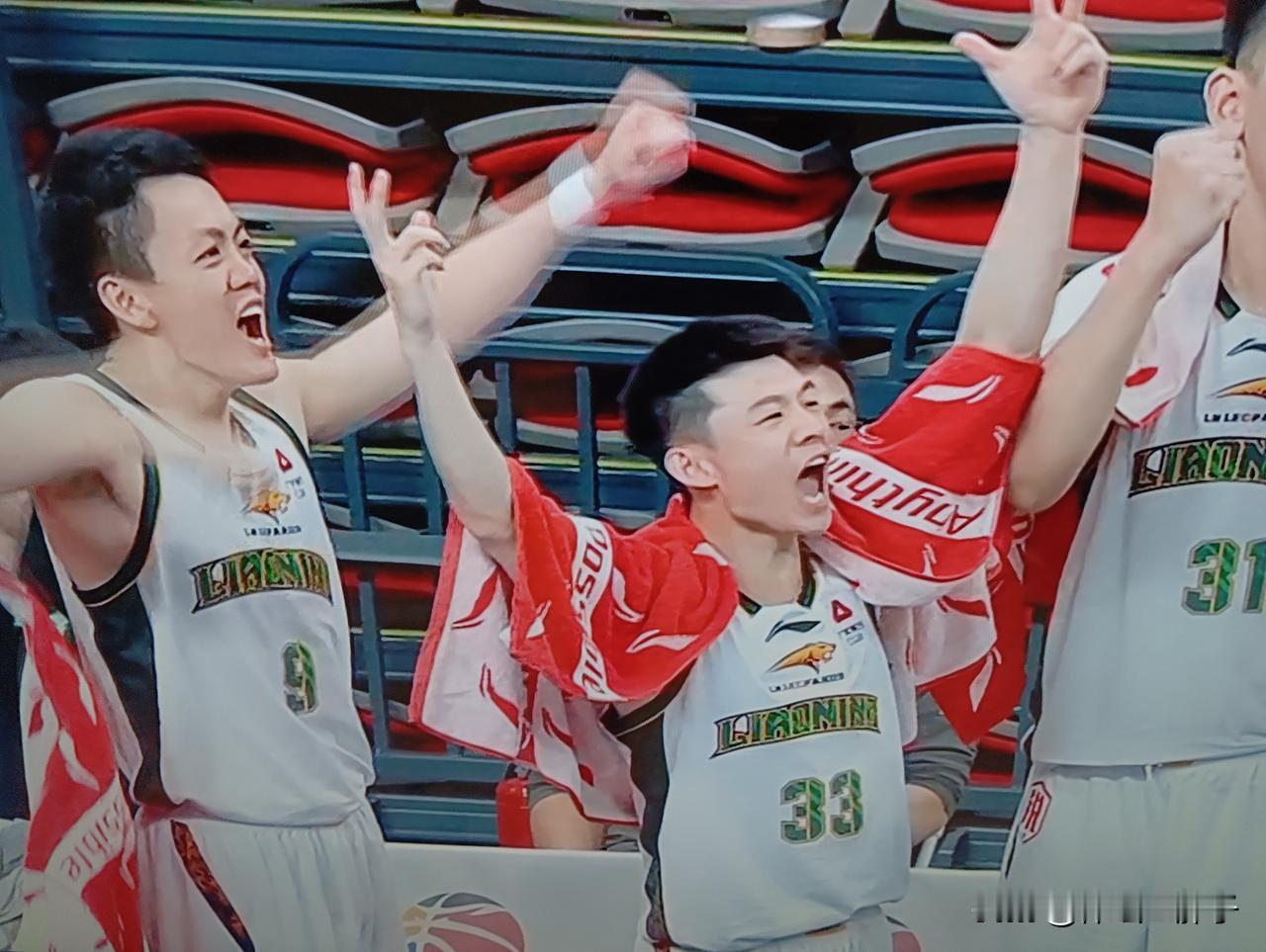 辽宁男篮下半场这样打下去，杨鸣可能真的成精了。今晚 ，CBA第三轮焦点战，面对夺