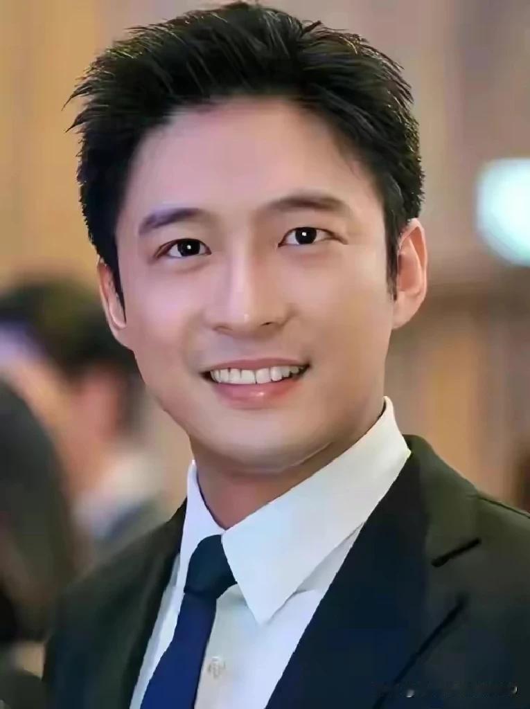 他的婚姻状况目前是单身哦。
        虽然他曾与一些知名女性有过绯闻或恋情
