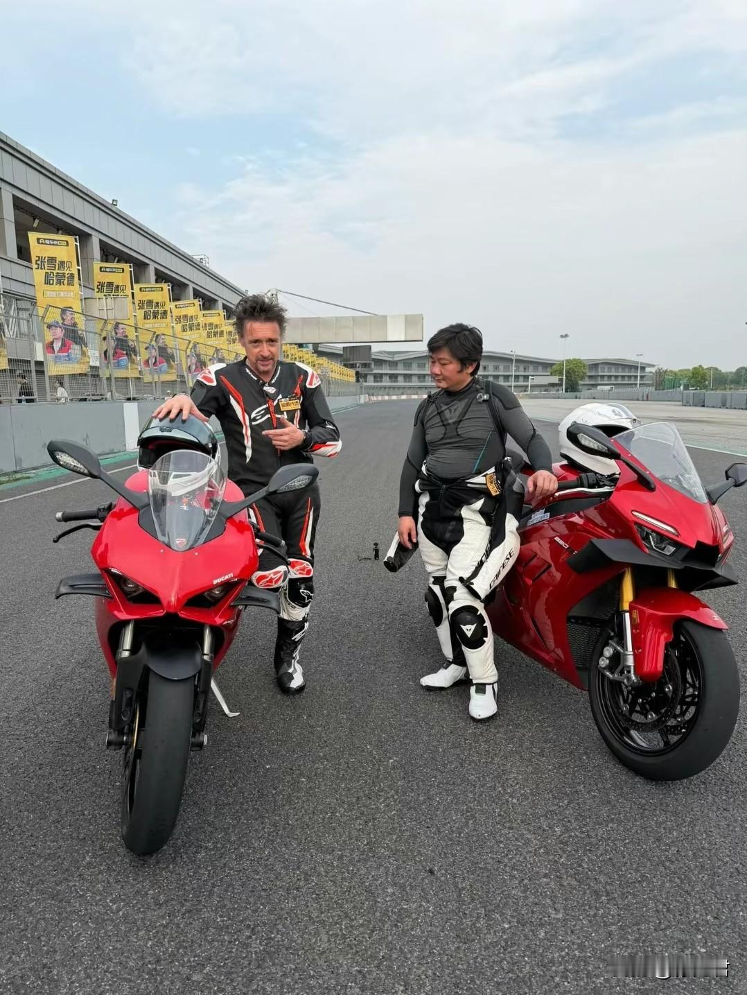 张雪也是好起来了，受邀参加英国汽车类节目，左边是英国曾经享誉全球「Top gea