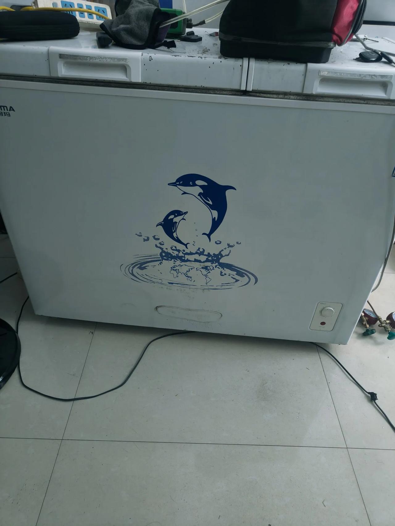 客户用了8年的冰柜，近日突然“罢了工” 。原本它默默坚守，为食材保鲜，可如今完全