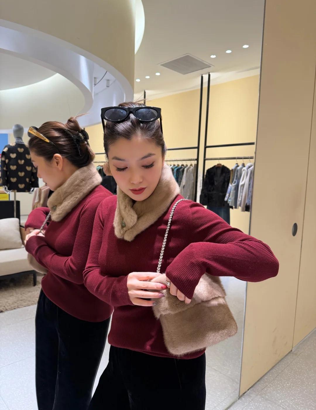 最新的帕斯条围脖和紫貂简直太配了
中国贵妇有自己的老钱风
久狮，创立于上海。
轻