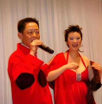 2008年，女富婆陈坚红迷上了王志文，她抛出一个无法拒绝的条件，“我五亿身家，年