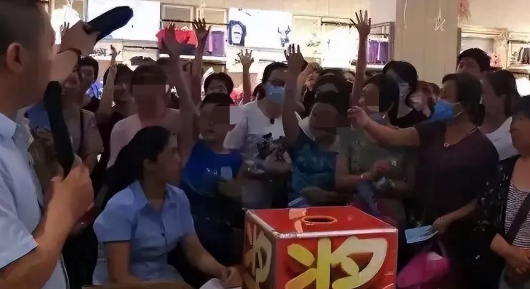 干的漂亮!贵州，男子在街上闲逛时，发现某楼盘正在举办抽奖活动，1块钱就能抽一次，