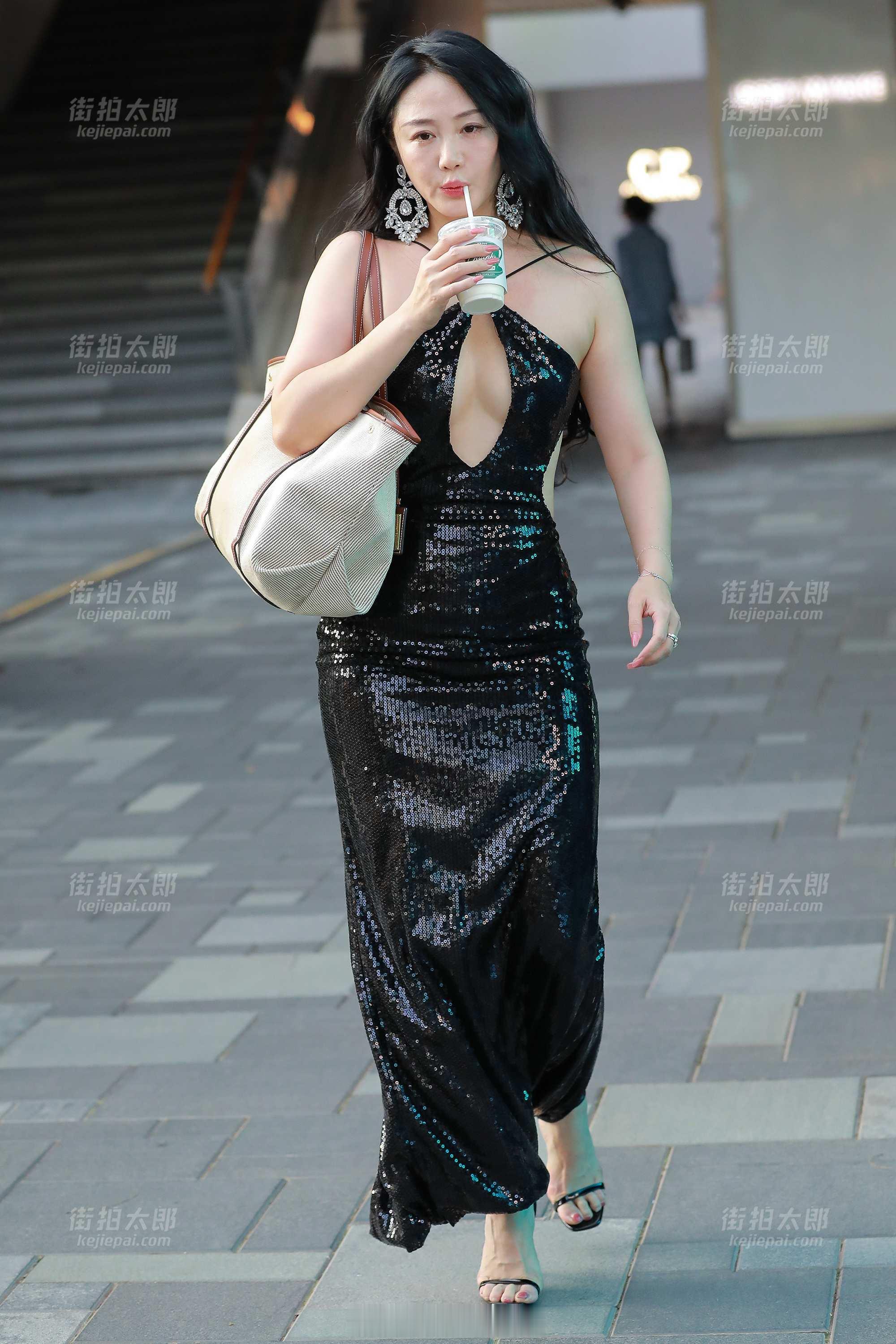 在户外活动，优雅与实用性并存，真是时尚与功能的完美结合！👗☕️ ​​​
