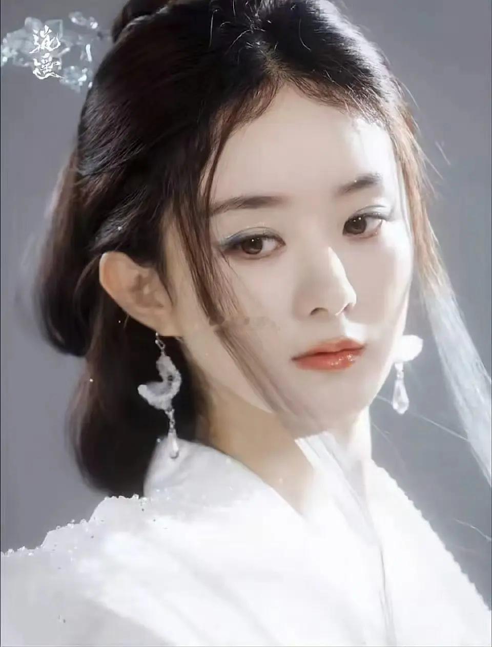 赵丽颖逍遥客串的剧照网友：这剧最大的热度应该就是赵丽颖的切片~ 