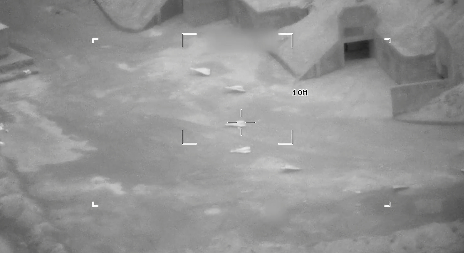 美军攻击了一个伊朗见证者-136自杀机的诱饵阵地，这个分辨率能很清楚的看清细节是