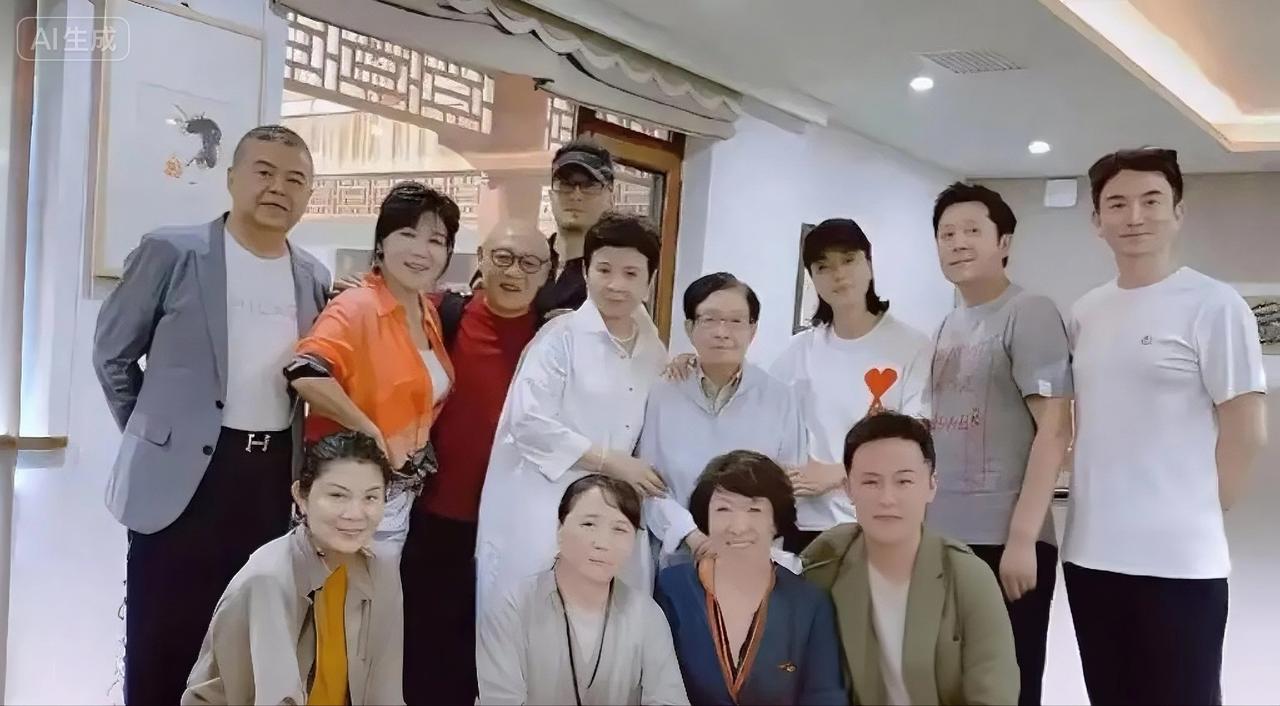 九十岁谷建芬老师办寿宴，一众徒弟齐聚一堂，现场格外热闹。
 
谷老师稳稳站在人群