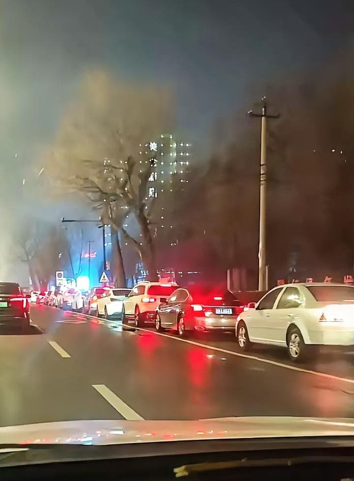 昨天本想去加个油，结果到加油站附近一看，加油车队排出去几百米，甚至占用了外面的一