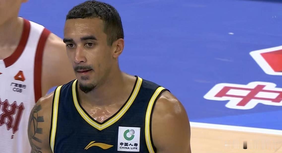 奎因怎么越打越大番薯化了？进攻没三分就算了，防守还全是眼神防守？

这从正负值就