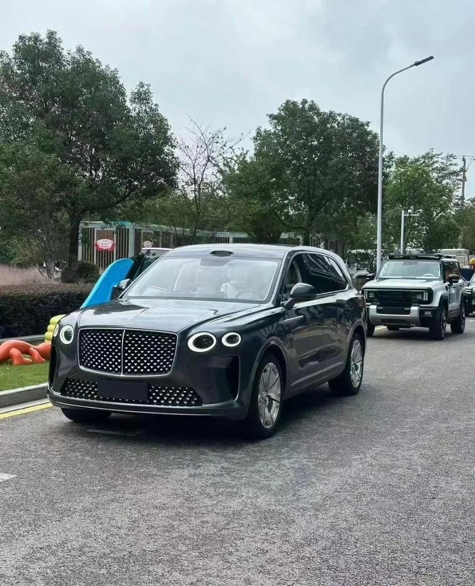 好家伙，追觅第一台上路的车出现了，外观几乎是一比一复刻宾利添越，但尺寸明显小了很