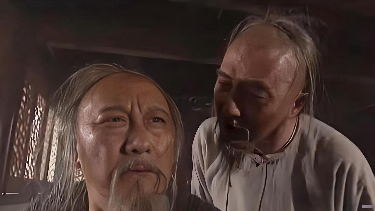 1703 年，68 岁的索额图被活活饿死在宗人府。康熙尤不解恨，又下令抄了他家，