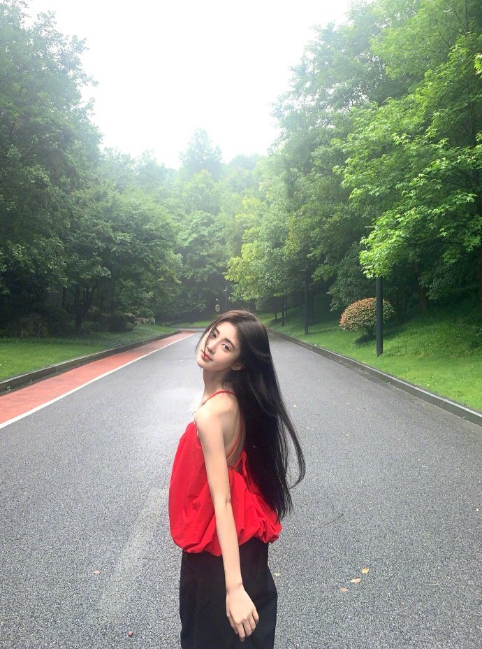 #鞠婧祎公园plog# “❤️ ”鞠婧祎公园plog来啦！夏日里一抹明媚的红！特