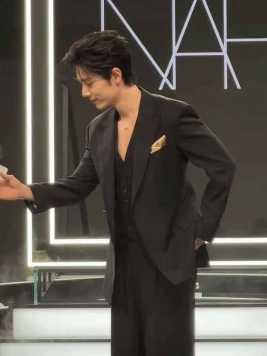 夯爆了肖战肖战顶级侧颜名品身材巨星气场 夯爆了肖战，顶级侧颜、名品身材、巨星气场