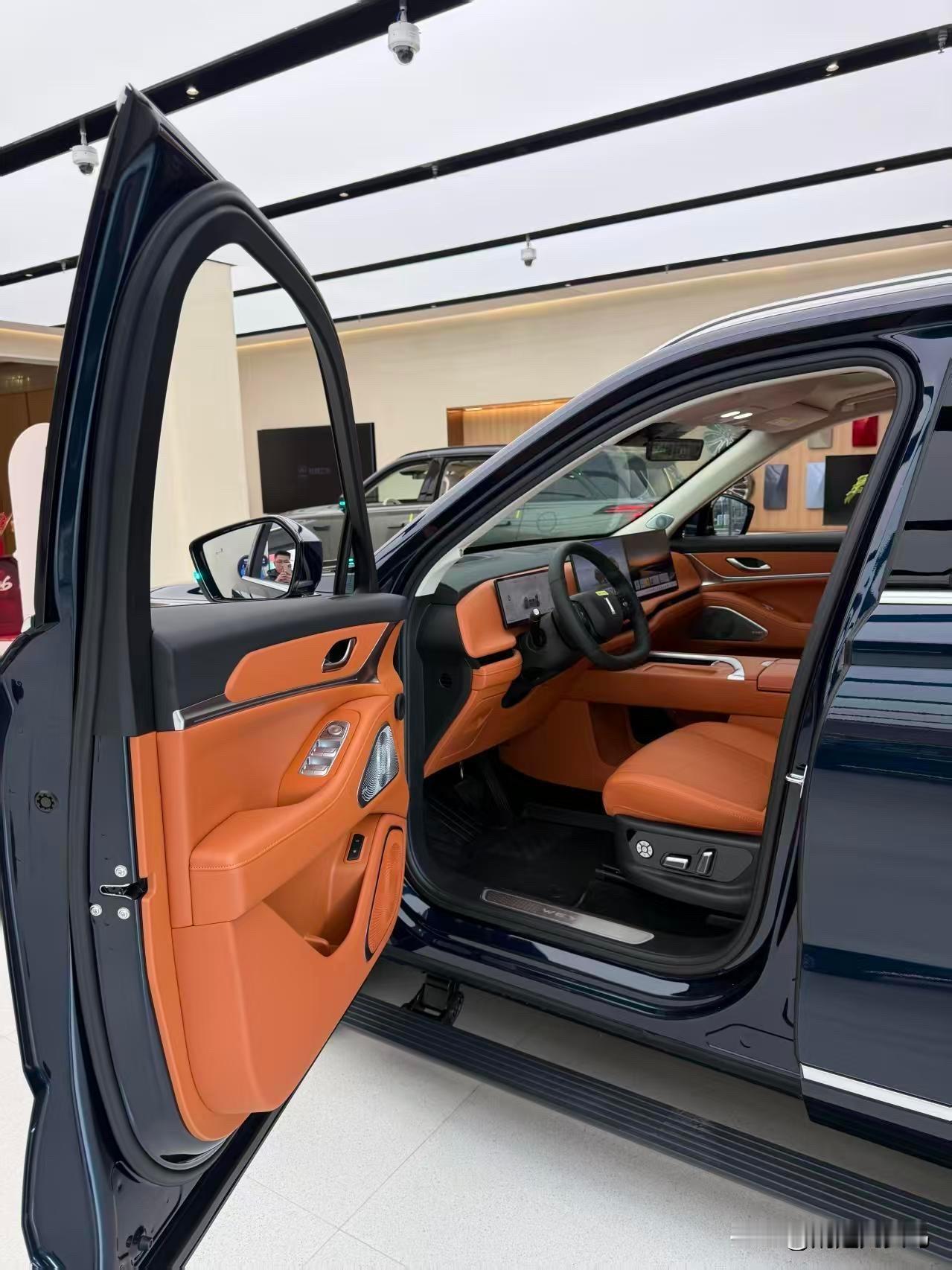 二排配了小桌板，孩子能在车上写作业，副驾零重力座椅带按摩，女王专座安排上了。 ​