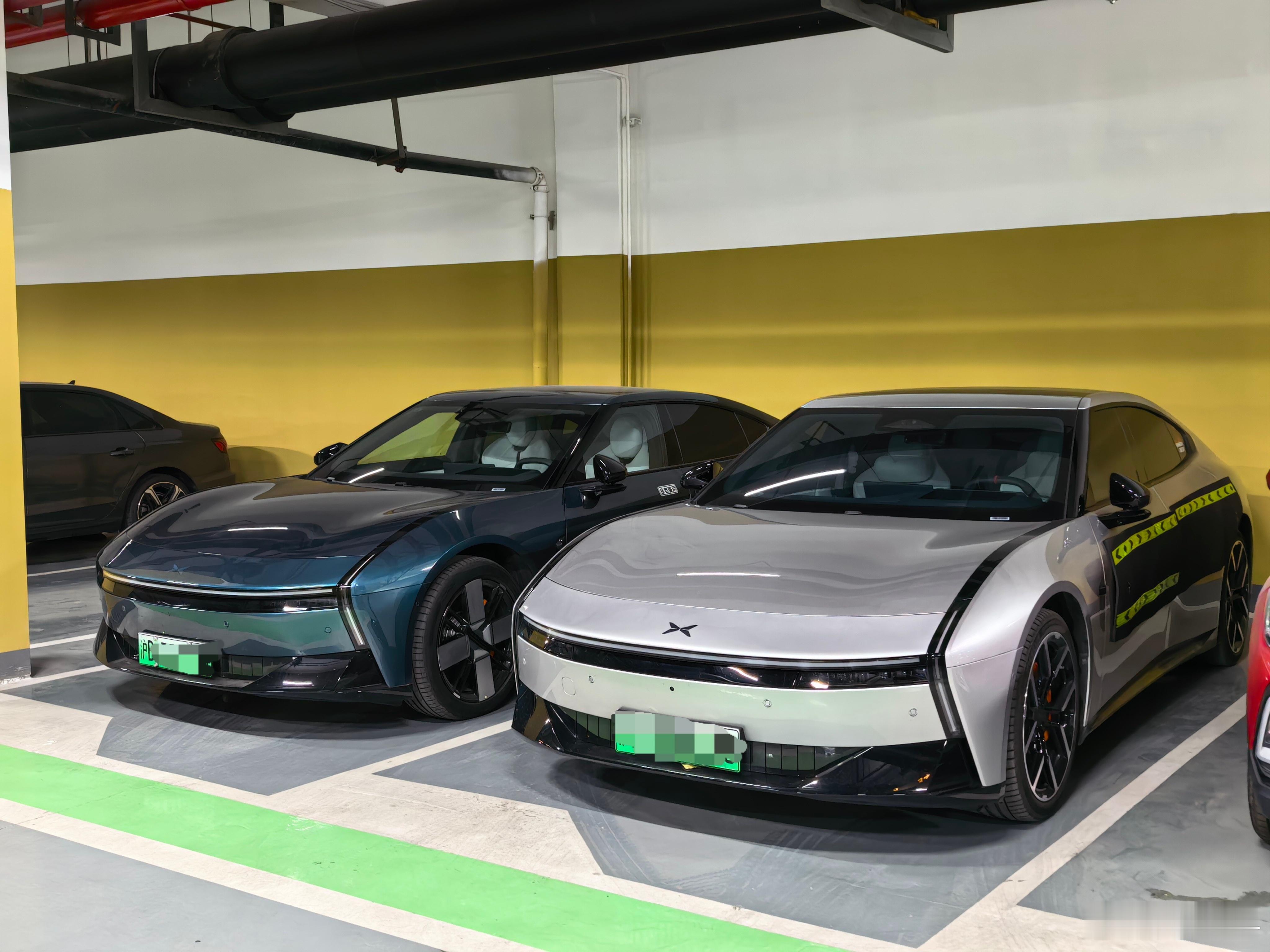 开了两个小时终于到酒店了。停个车正好看到旁边有一辆全新小鹏P7，仔细一看是老师的