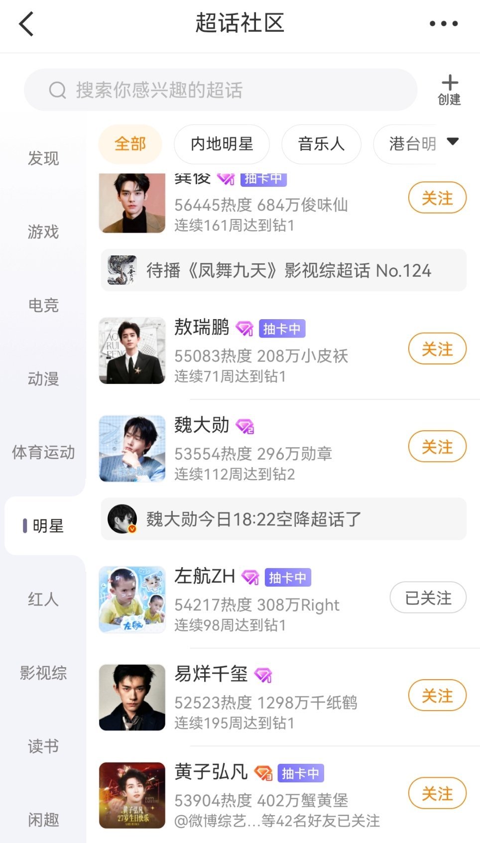 一群大人中间有个撅嘴小孩哈哈哈哈哈加点zuo料