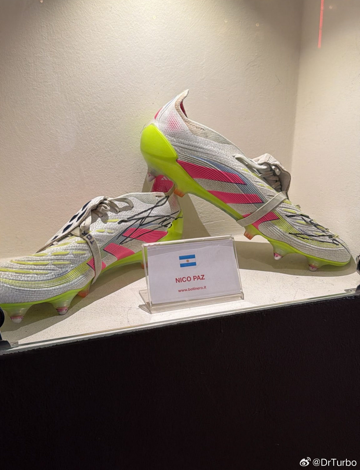 帕斯在萨内蒂的餐厅亲笔签名了一双球鞋 留在了萨内蒂的餐厅做纪念本轮欧战英超9队仅