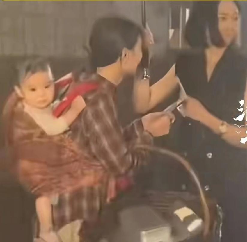 近日，有短剧演员吐槽剧组让一个看起来还不满一岁的小婴儿拍夜戏一直淋雨，小孩被淋了