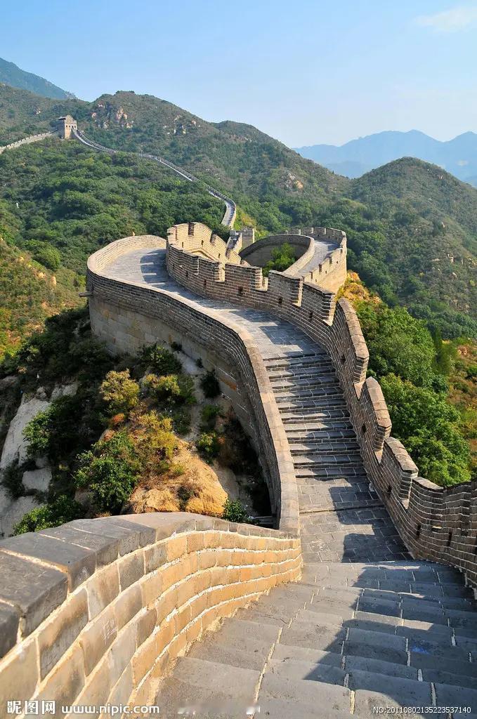 长城最初修建的核心目的是军事防御。
长城由用于春秋战国的诸侯互防，到秦始皇连接北