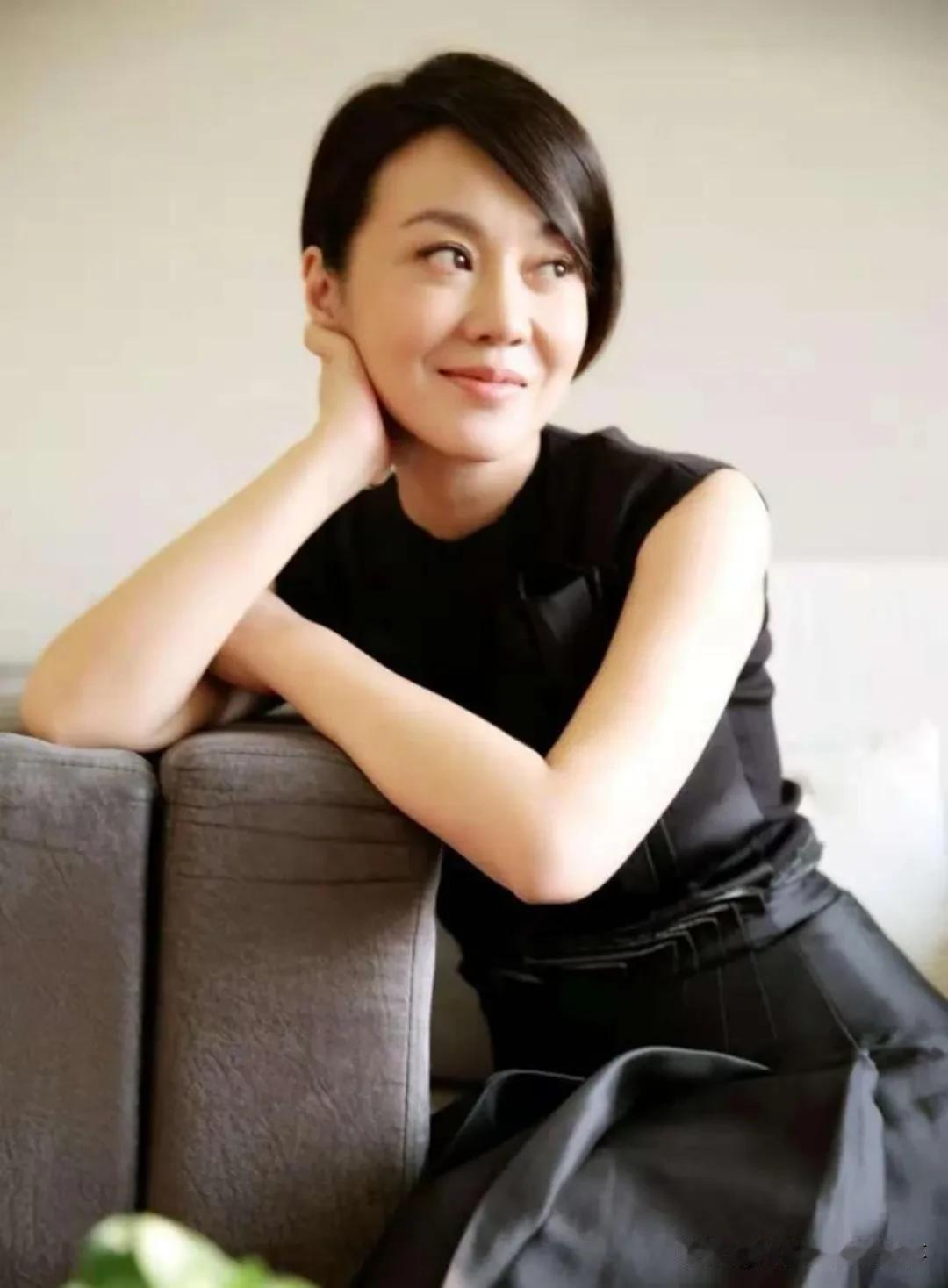 2007年，有一天闫妮拍完戏后，就打算去买套房，她没穿啥名牌，就一件白色T恤，一