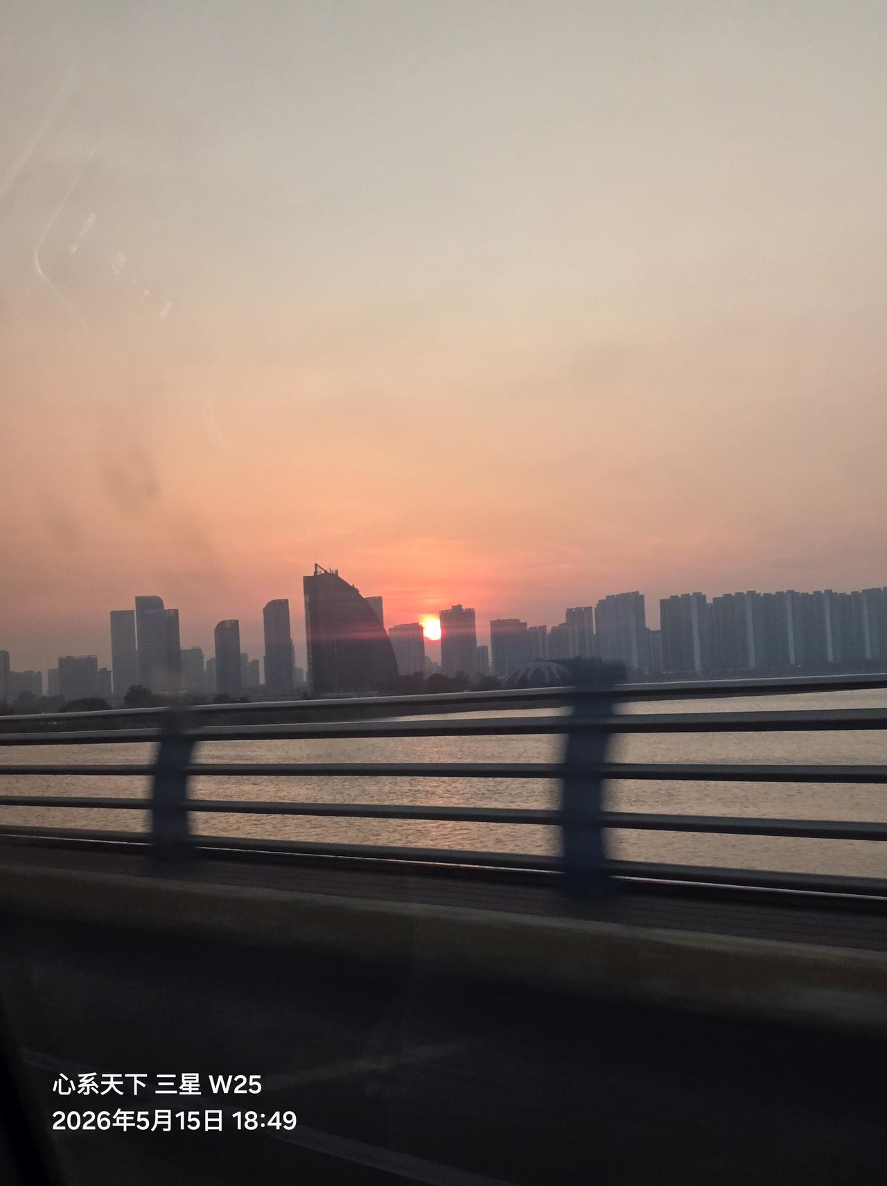 落日熔金，楼宇剪影，一城暮色，尽揽风华
 
落日熔金，暮色漫染整座城市。
橘红霞