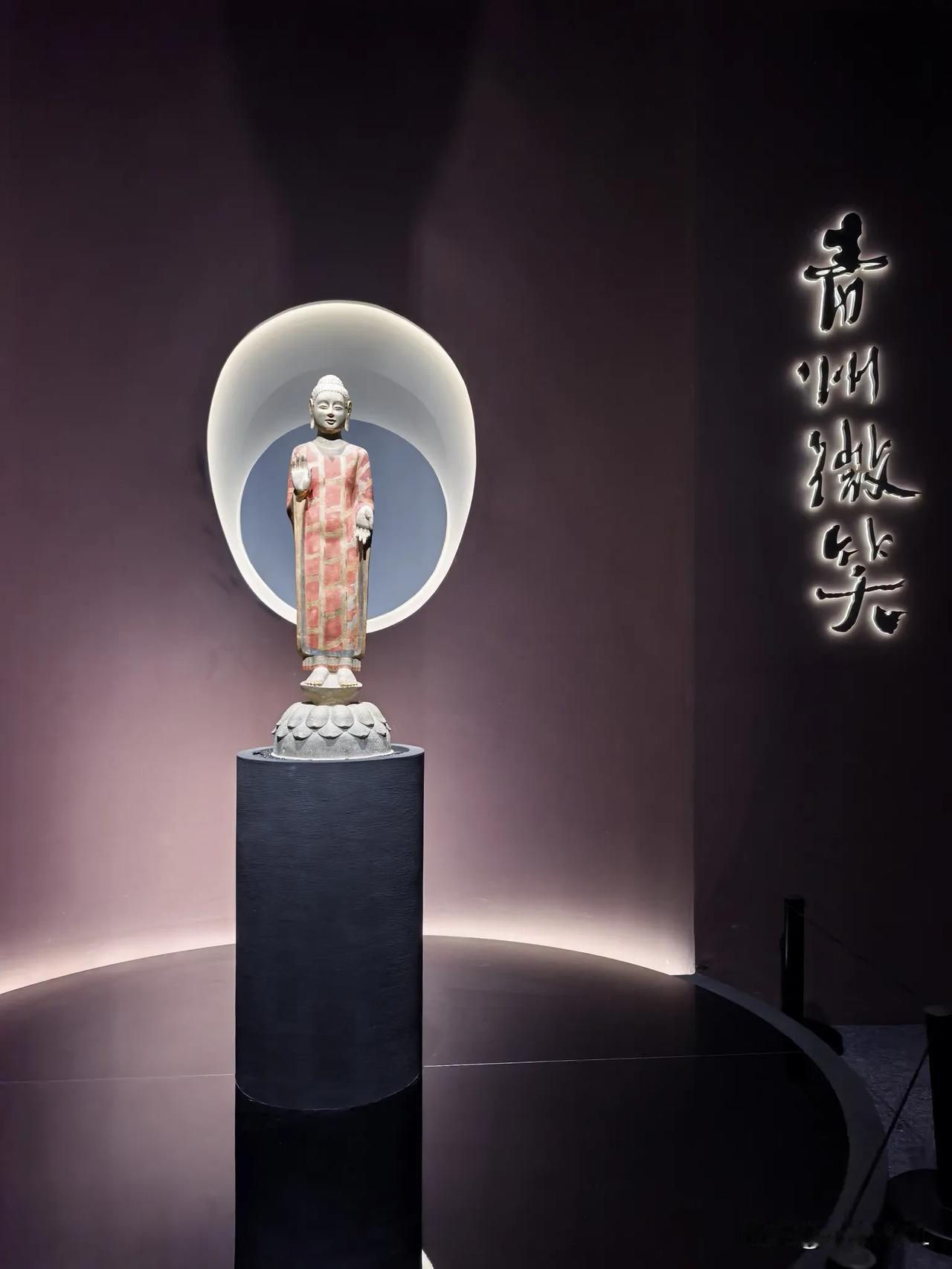 《青州微笑》，很治愈
秋日随手拍
广州艺术博物院很给力，继《一念敦煌》后，又有《
