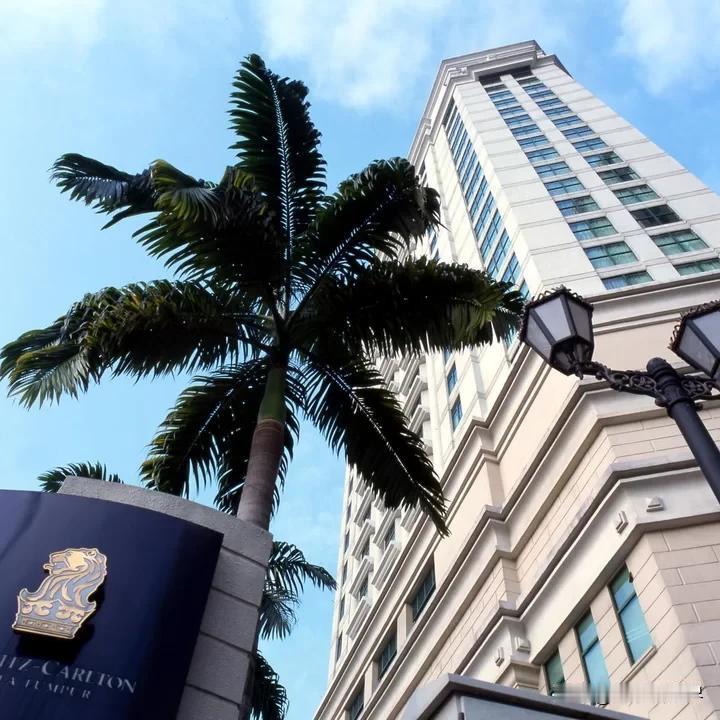 【最新消息：在特朗普到访前夕，马来西亚在其下榻的酒店外部署装甲车】
吉隆坡时间2
