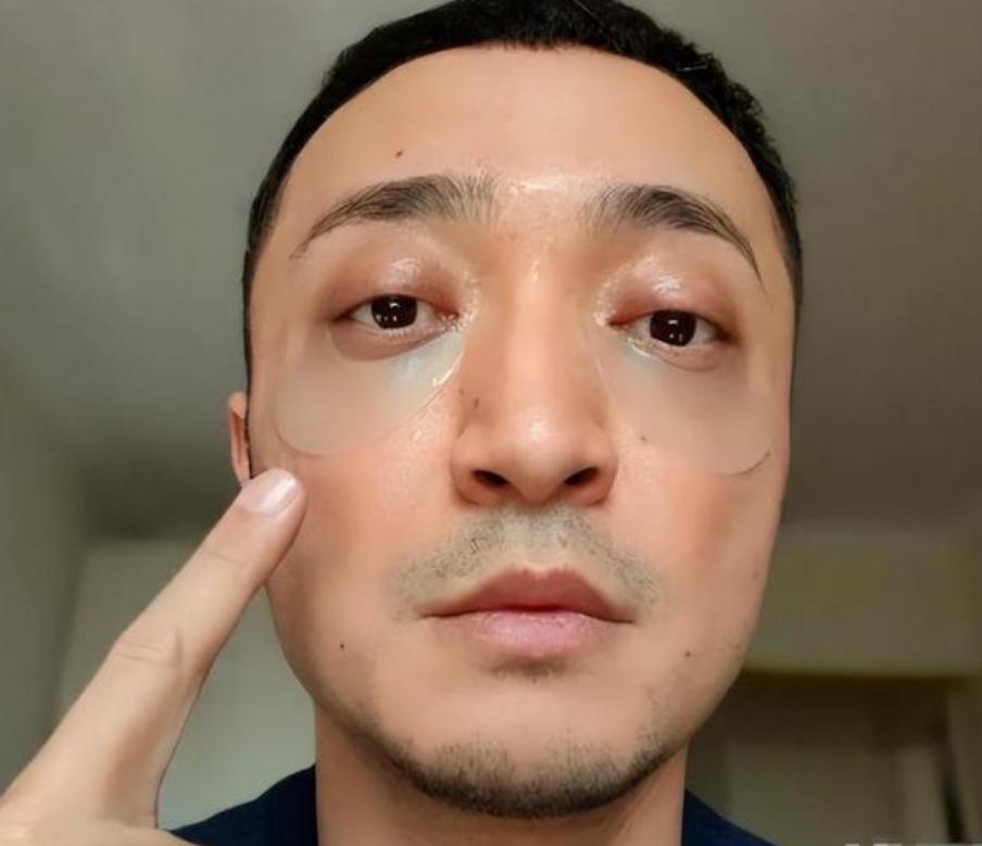 离婚无儿无女的尼格买提，43岁现状曝光，给中年男人提了个醒
娱乐