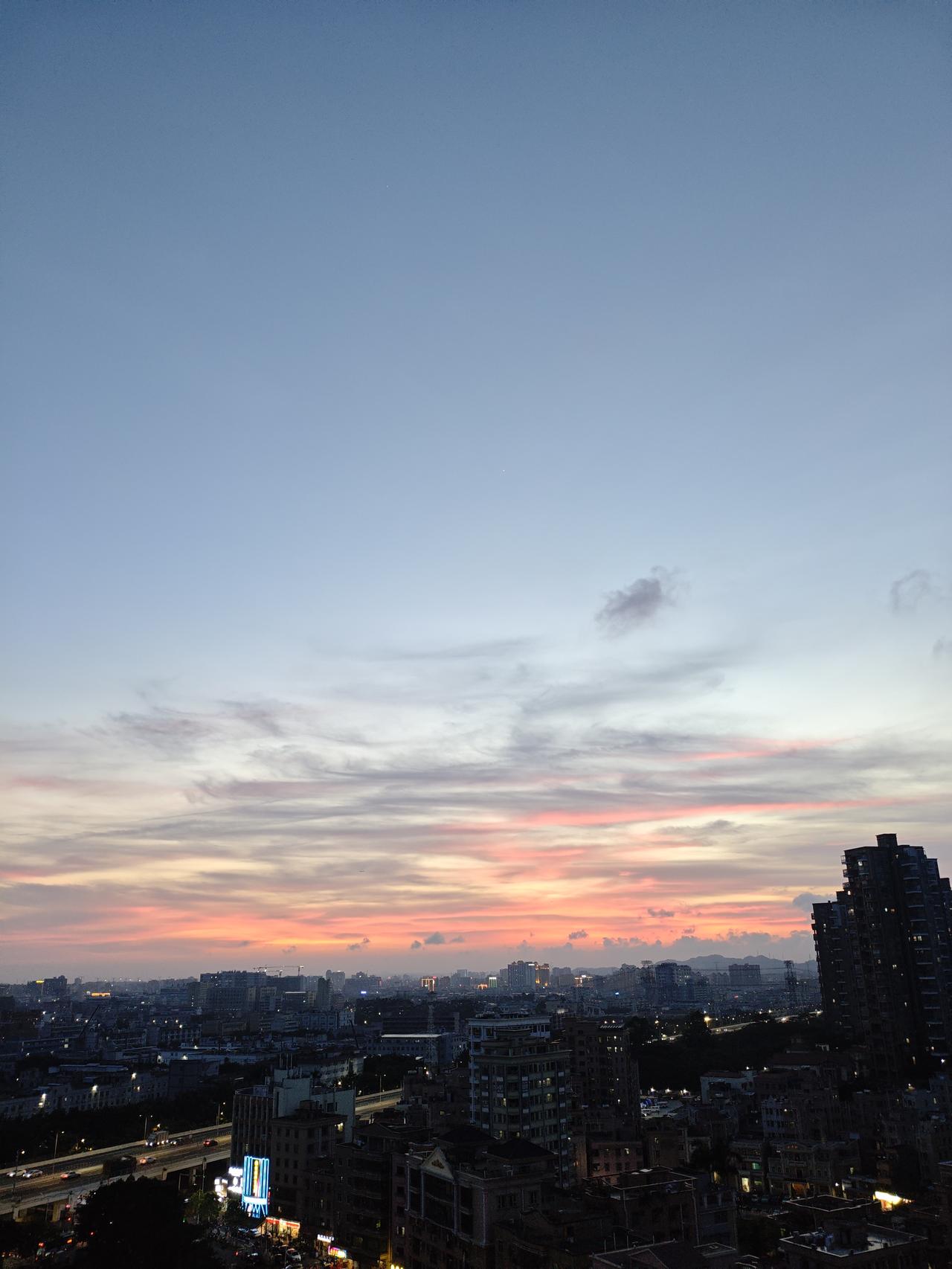 我拍到的落日瞬间昨日的落日夕阳太美了，金色的夕阳慢慢落下，无限美好！