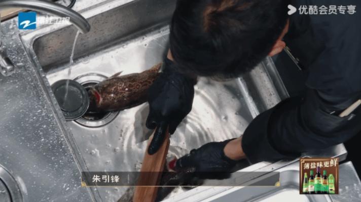 高叶谁说这西湖醋鱼难吃了百厨大战 西湖醋鱼这次真的翻身了！朱引锋用古法饿养活鱼现