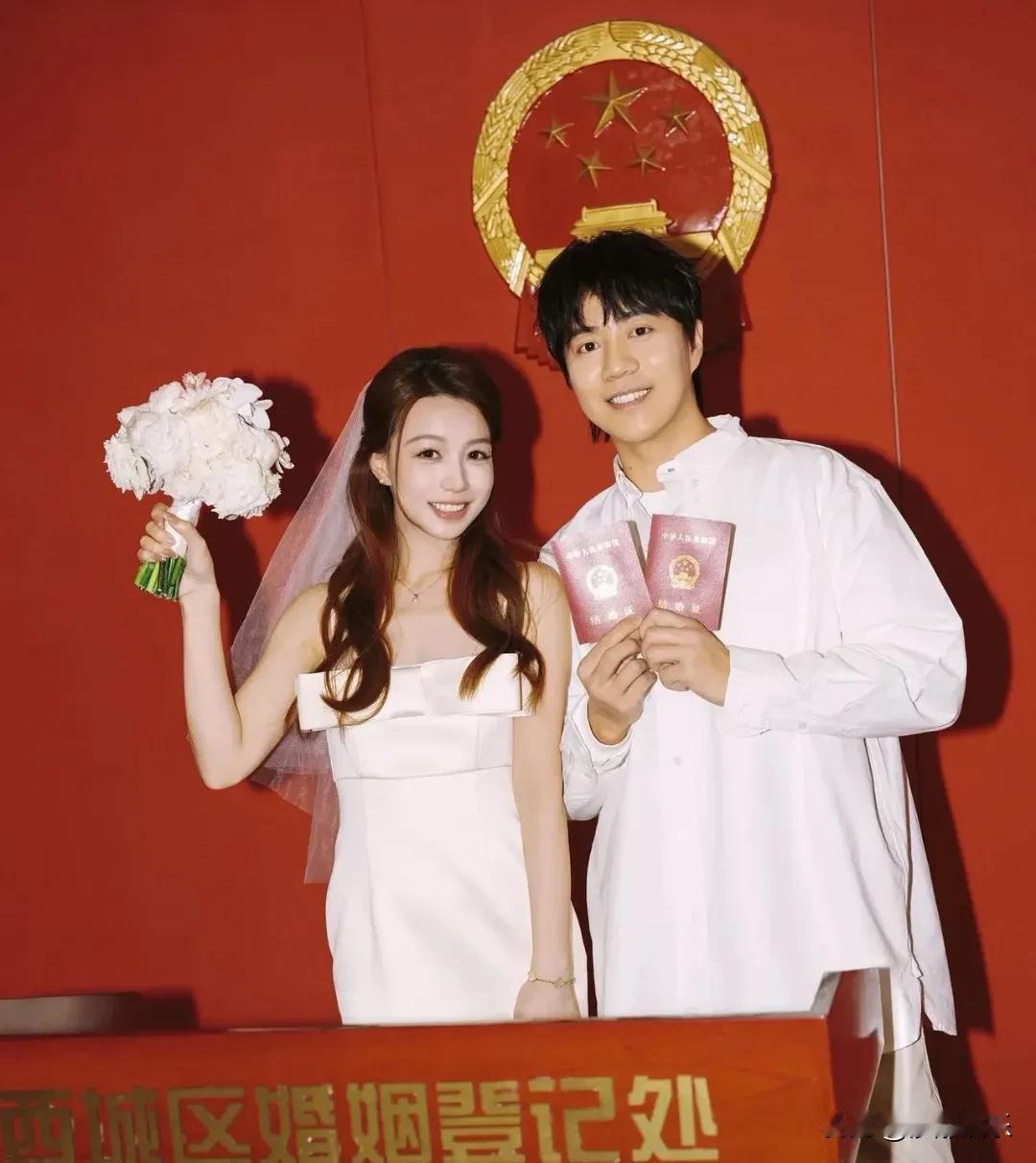 恋综CP真的结婚了！陈孝良和蒋林伶，从节目里尴尬的约会，一路走到现实领证。原来我