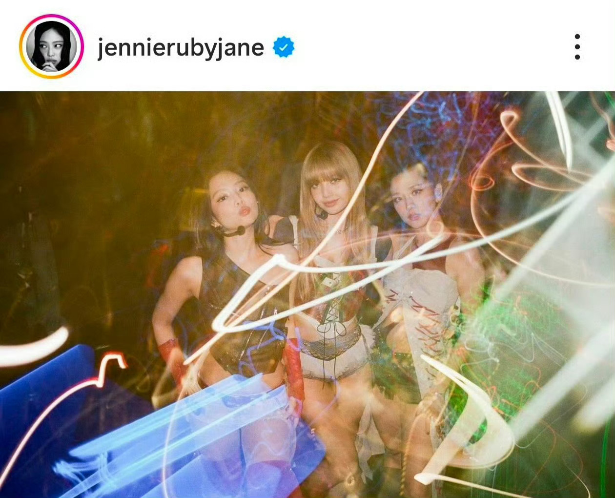 Jennie删掉和朴彩英的合照Jennie连发两条Ins 40张照片，编辑删掉了