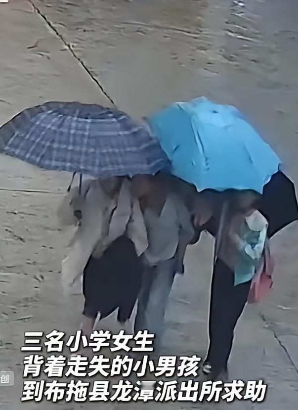 太感人了！5月1日报道，凉山3个10岁小丫头，雨天背2岁萌娃走2公里，网友：她们