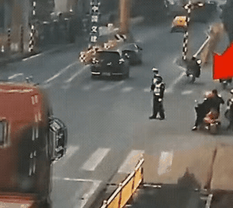 惊险！电动车硬闯大货车盲区，交警一把拉回救一命！
 
交通安全 惊险瞬间 遵守交