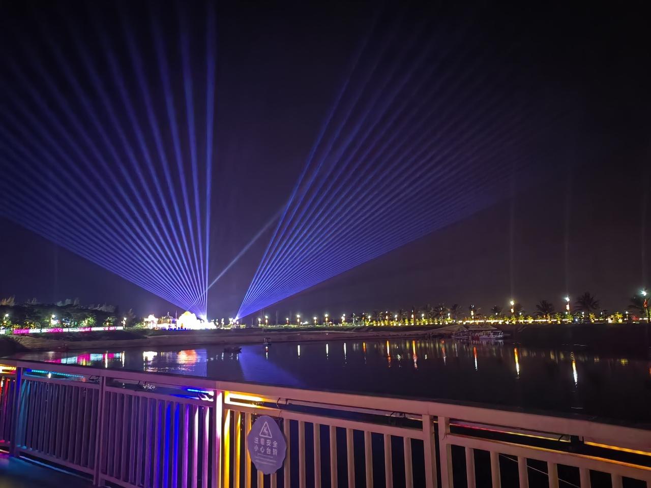 夜幕下的灯光秀，璀璨夺目，美不胜收！🌃✨