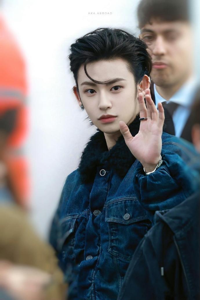 小鬼时尚圈最严肃的Daddy从造型到气质全程在线，小鬼王琳凯以超季高定亮相米兰，