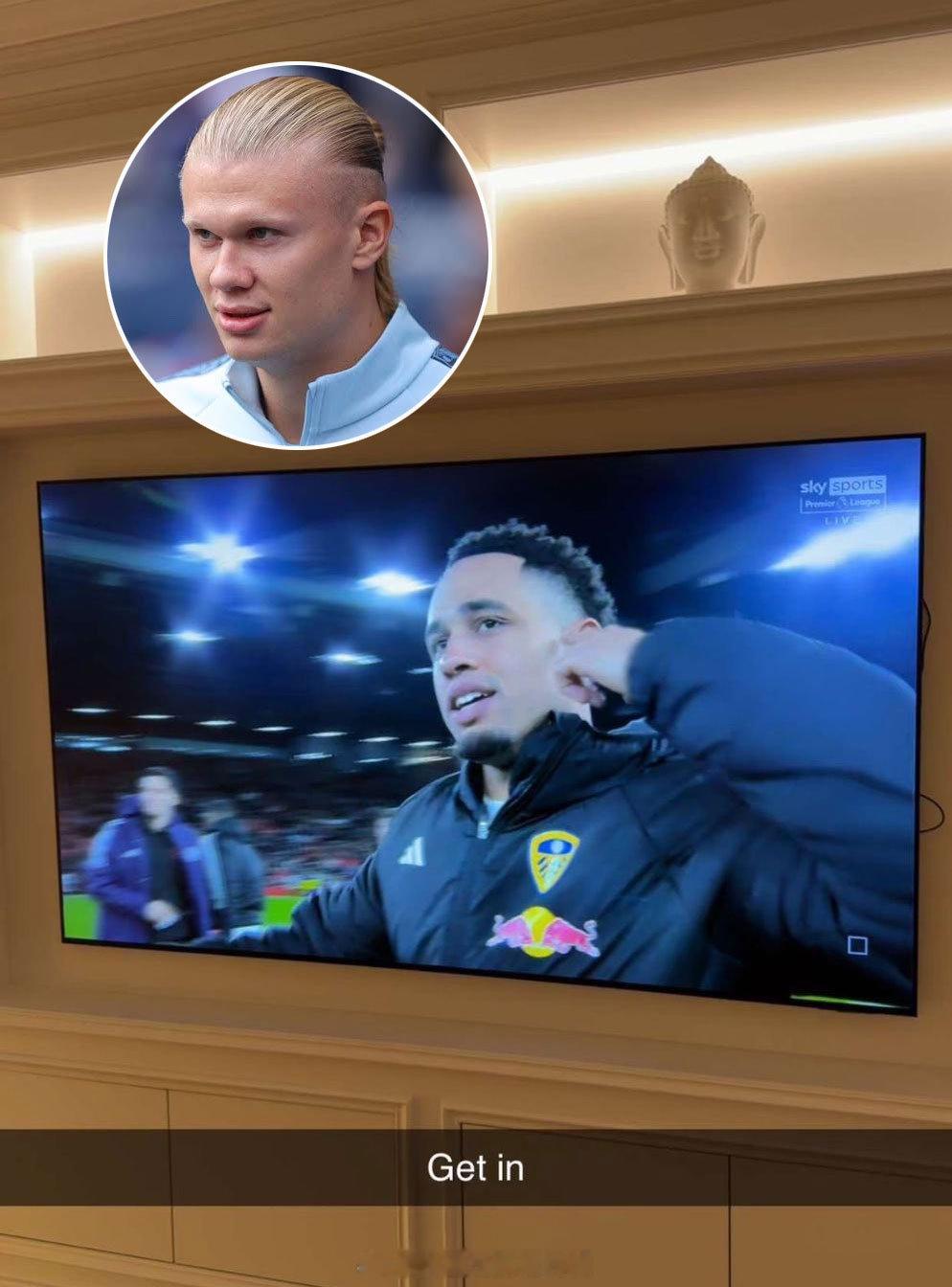 【死敌】哈兰德在家看球，在目睹曼联1比2利兹联之后，在社交媒体发图。哈兰德在利兹