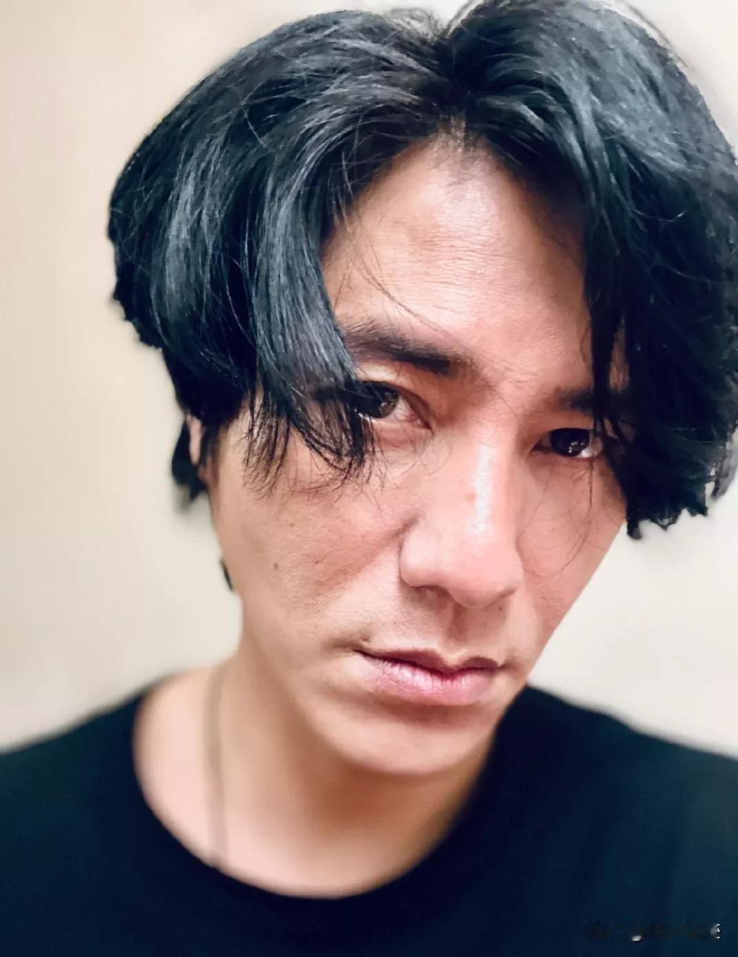 陈坤是怕大家不知道他老了，长了多少条皱纹吗？这么素的给观众看，还是面目特写，太不