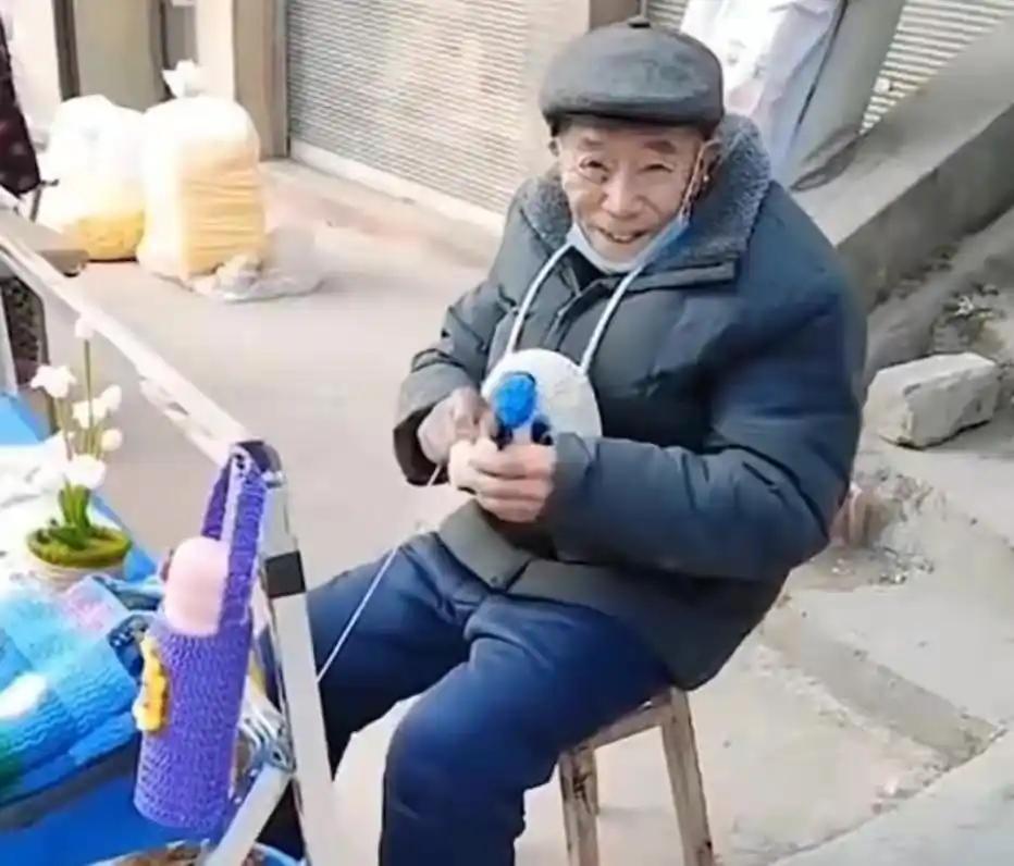 太暖心了！近日贵州遵义，女子发现自家服装店前经常坐着一对奇怪的爷孙，爷孙两人每天