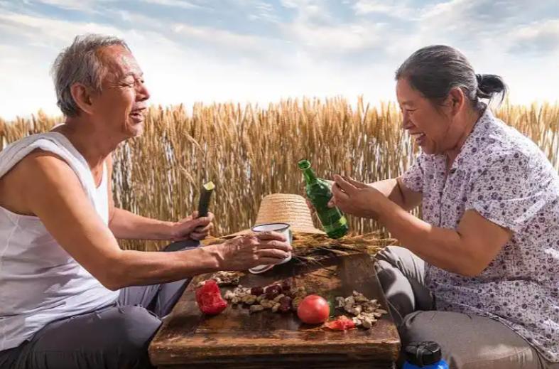 年龄大了要戒酒吗？医生：60岁后，喝酒牢记“5不喝”，对身体好

年事渐高，饮酒
