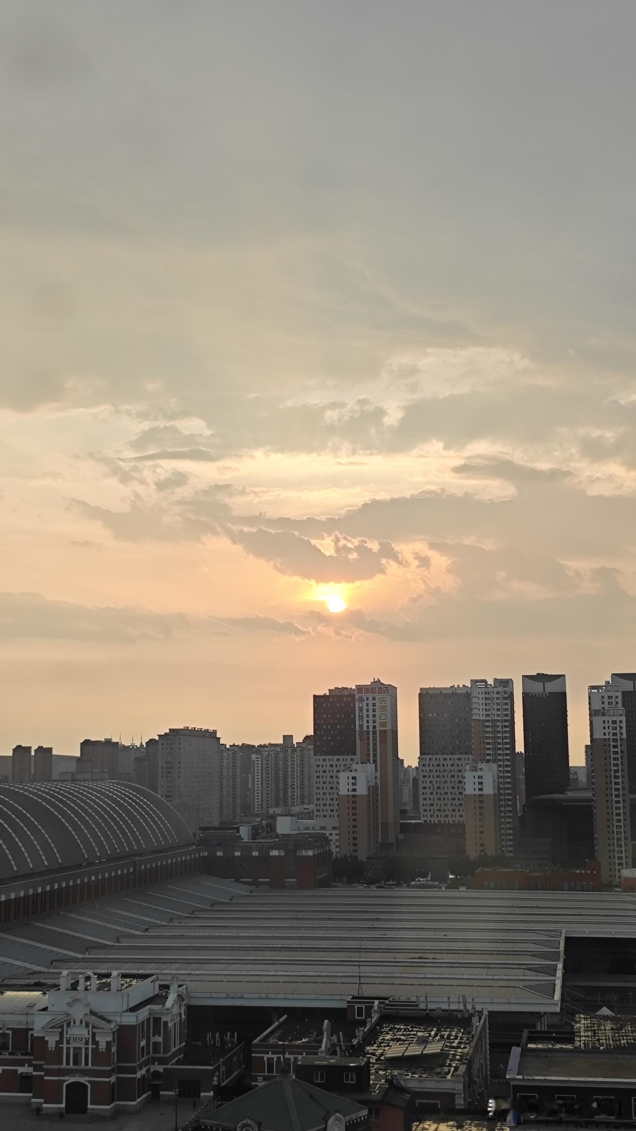 我这辈子，可以肯定地说，摩天大楼是住不了的。

多年前在朝阳门一幢16层的高楼，