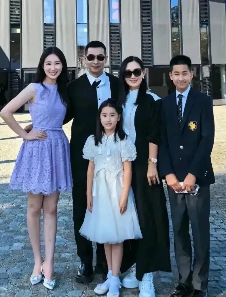 赵文卓一家出席大女儿毕业典礼，一起合影留念，幸福感爆棚。一家子颜值都很高，尤其是
