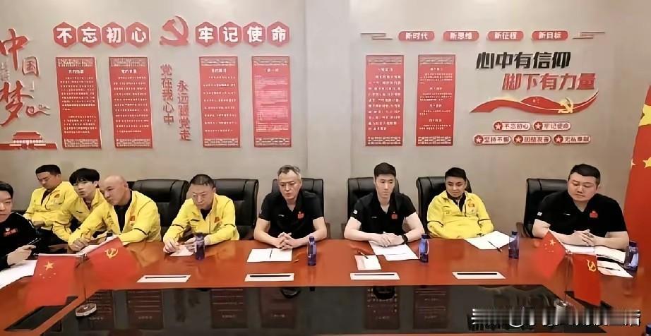 不忘初心，牢记使命。心中有信仰，脚下有力量。这十六个字大家猜让我想到谁了。运动员