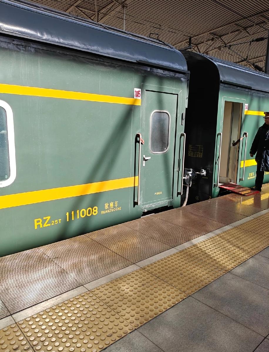 总有人把绿皮车夸得天花乱坠，其实绿皮车压根不算慢，只是跟高铁、飞机比起来，速度显