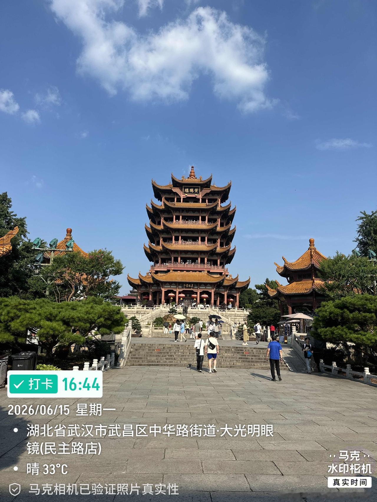 黄鹤楼、岳阳楼、滕王阁并称“江南三大名楼”，如果再加上鹳雀楼则称“中国四大名楼”
