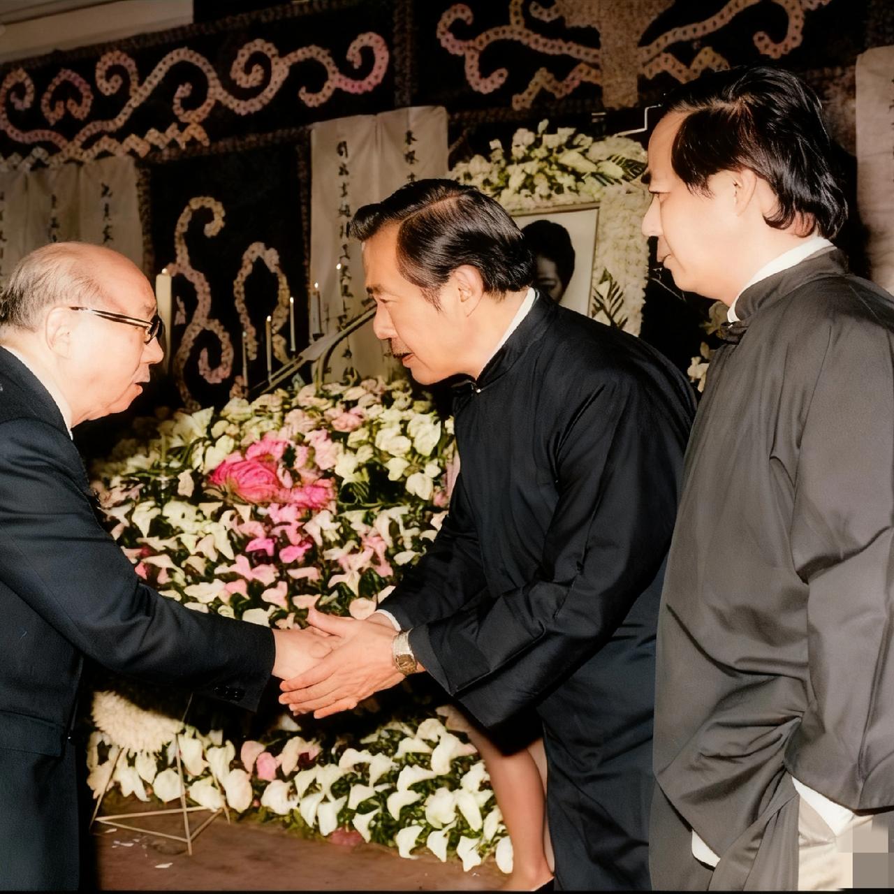 1983年，李政道参加母亲葬礼，一张罕见的留影，镜头中的李政道和哥哥李崇道并肩而