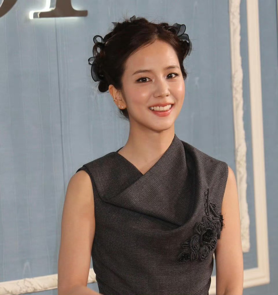 Jisoo 金智秀现身香港，出席Dior全新系列进驻中环置地广场旗舰店活动金智秀