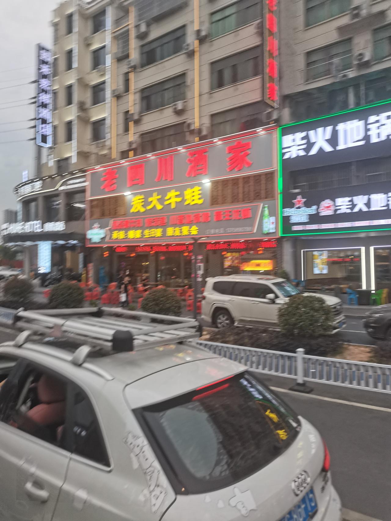 当地很多外地打工的人，每天接娃放学，都会在路上看到卖小吃的摊位，各种吃的。也会看