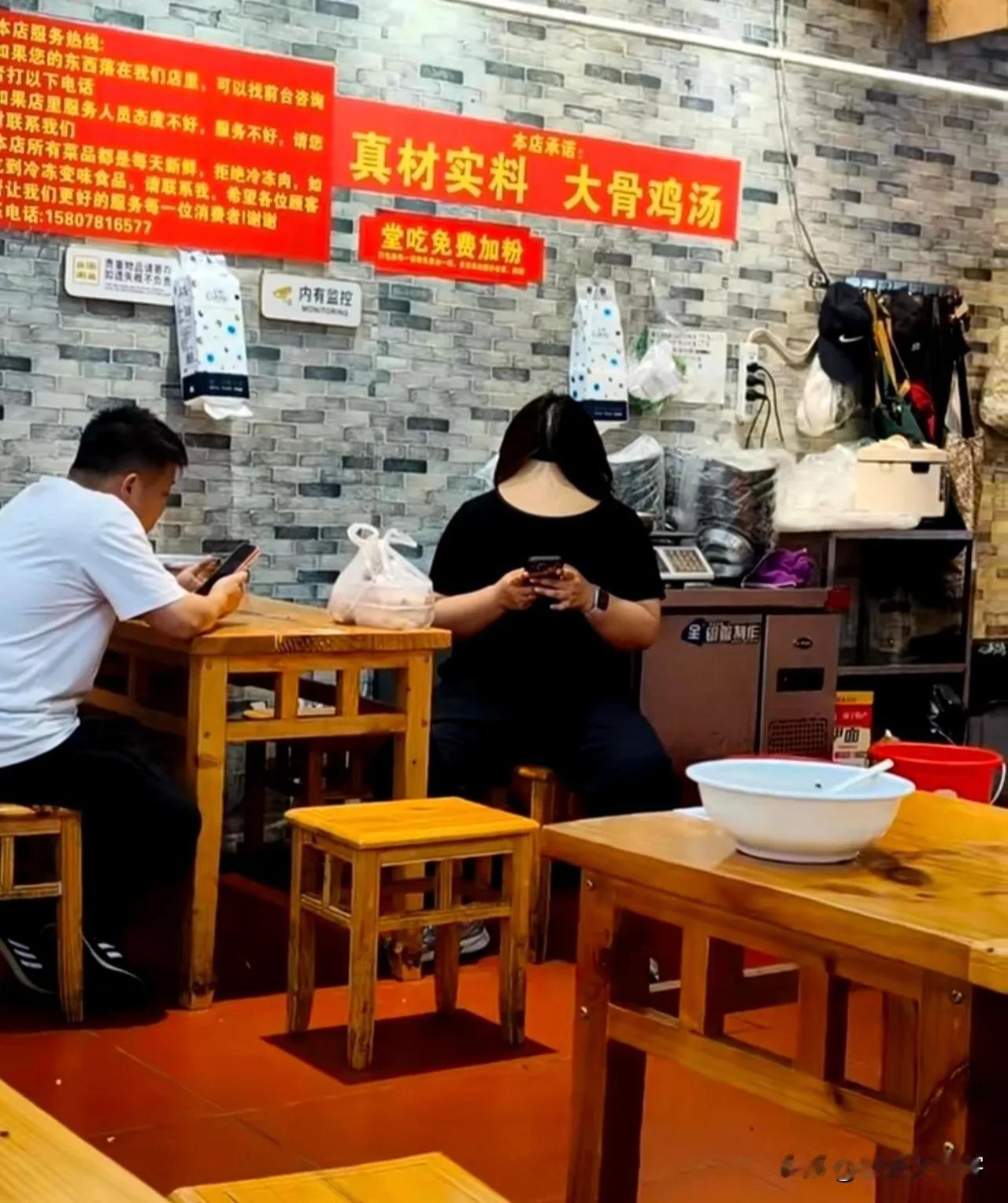 本来去吃面的，

吃了个意外惊喜
一碗面条吃完了，
抬头看了三眼旁边玩手机的女子